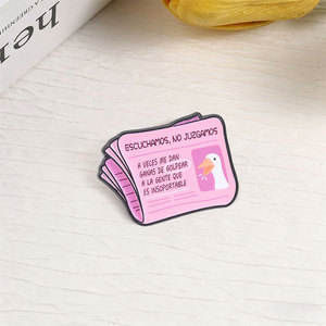 Broche en émail rose motif dessin animé d'oie de <span class=keywords><strong>journal</strong></span>, humour <span class=keywords><strong>espagnol</strong></span> 'Escuchamos No Juzgamos', badge de revers pour sac, bijou cadeau pour enfants et amis - Product Image 2