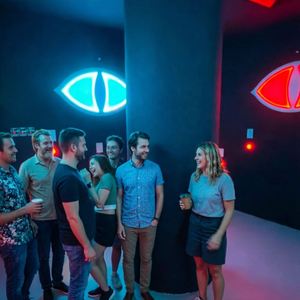 Jeu interactif d'activation murale LED d'intérieur pour équipes - Cache-cache avec yeux malveillants - Product Image 6