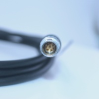 El cable laico en forma de Y conecta la estación total TM30 TS30 a PC (serie RS232 de 9 pines) y el cable de batería Lei Ca GEB171 GEV220 (759257)