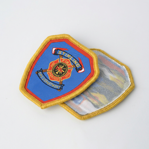 Écusson brodé rectangulaire de la Brigade des pompiers de Stirling, étiquette en tissu pliée au centre, enroulée pour vêtement, badge tissé - Product Image 1