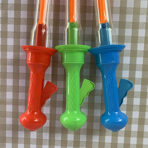 Baguette à <span class=keywords><strong>bulles</strong></span> en plastique en forme d'épée occidentale colorée <span class=keywords><strong>de</strong></span> 45cm pour enfants en plein air - Product Image 5
