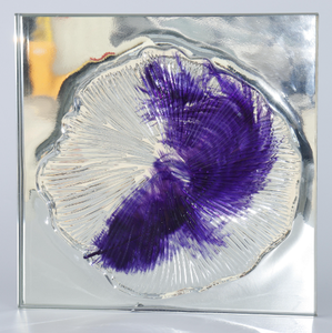 Panneau mural moderne en verre peint avec motif plume violette, forme rectangulaire, structure plate durable - Product Image 1