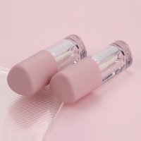 Tube cosmétique ABS rose triangulaire unique de 7 ml pour brillant à lèvres, avec grand applicateur, personnalisable avec logo, pour emballage d'huile à lèvres