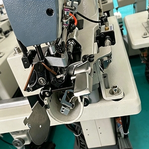 Máquina de coser industrial automática de cama cilíndrica TS-63972-D4 para dobladillos de pantalones, mangas y puños de jeans - Product Image 2
