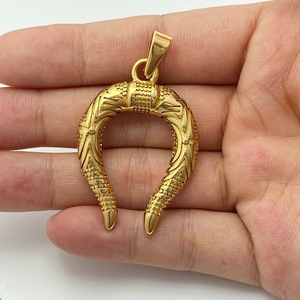 Yunnique – collier avec pendentif ailes dorées, en acier inoxydable, Design géométrique, bijoux à la mode Hip Hop pour hommes - Product Image 3