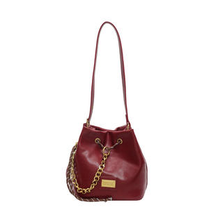 Bolso tipo cubo de moda para mujer en cuero marrón con diseño de cadena dorada - Product Image 3