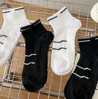 Chaussettes courtes unisexes de sport sur mesure Chaussettes de course quotidiennes en coton blanc noir uni