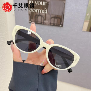 Gafas de Sol Retro Estilo Ojo de Gato Unisex, Montura Negra y Blanca con Tachuelas, Protección UV400, Material de PC, Tipo 3 - Product Image 3