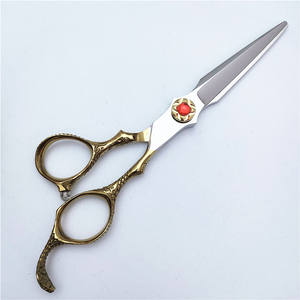 Tijeras de Peluquería Inoue Kazunari de 62 mm, Uso Profesional en Salón de Belleza, para Diestros, Mango Dorado con Gema Roja - Product Image 1