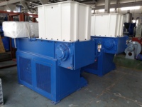 Déchiqueteur à double arbre de type alimentation par poussoir hydraulique pour pneus entiers usagés