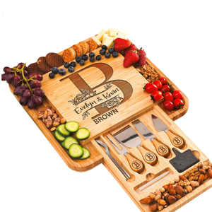Plateau à fromages personnalisé en bambou avec tiroir à couverts, plateau à <span class=keywords><strong>charcuterie</strong></span> gravé sur mesure pour cadeaux de mariage et de pendaison de crémaillère - Product Image 1
