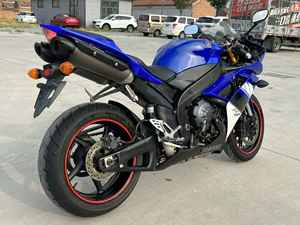Ya está disponible la <span class=keywords><strong>Yamaha</strong></span> YZF-R1. Está equipada con un motor de 1000cc, cuatro cilindros, refrigerado por agua, con inyección electrónica de combustible (EFI). 2008 - Product Image 5