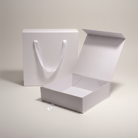 Boîte cadeau magnétique blanche mate impeccable avec sac à poignée en satin assorti pour vêtements de luxe et image de marque professionnelle