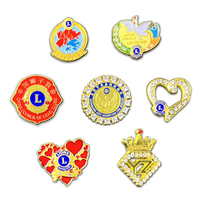 Produits tendance 2026 : Broche de revers en métal personnalisée avec logo, émail souple ou dur, motif Lion Club doré