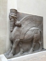 Sculpture d'Assyrie BringFine au design archaïque, en marbre antique, sur mesure, à cinq pattes, représentant un taureau, un lion, des ailes et un Sphinx, pour usage intérieur et extérieur