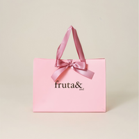 Sacs cadeaux en papier pour bijoux de luxe vert olive mat avec logo personnalisé et poignées en ruban noir pour l'emballage de marques de boutiques