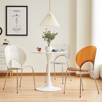 Chaise de salle à manger sans accoudoirs en plastique transparent de style nordique - Design minimaliste moderne pour la maison, les hôtels et les gîtes - Style Instagram