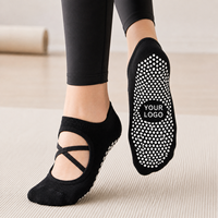 Chaussettes de yoga respirantes à sangles croisées découpées, couleurs personnalisées, antidérapantes, avec grip, pour femmes, idéales pour le Pilates et le fitness à domicile (ODM)