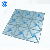 Carrelage en verre mosaïque gris effet moulin à vent, givré et miroir, avec miroir central bleu |   Décoration murale d'hôtel moderne |   Marque HUAJINDE