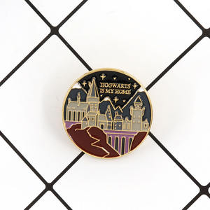 Spilla in Lega di Zinco 'HOGWARTS IS MY HOMES' con Alfabeto Inglese, Merchandising di Film e Serie TV, Stile Cartone Animato - Product Image 1