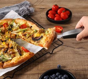 Espátula Cortadora de Pizza de Acero Inoxidable con Rueda y Mango, Juego de Dos Piezas, Antideslizante, Herramienta de Cocina Sostenible - Product Image 4