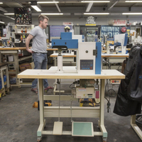 Ciment supérieur de chaussures en cuir automatique séparant les côtés battant la machine d'aplatissement
