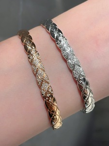 Bracelet jonc en or massif 18 carats avec diamants, motif nœud et étoile matelassé pavé de diamants, collection de joaillerie fine pour femme - Product Image 5