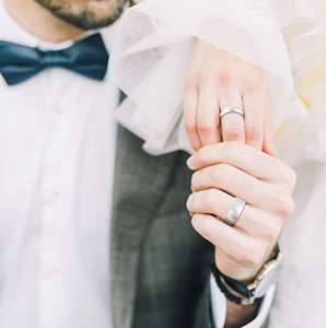 Cincin Titanium Lapis <span class=keywords><strong>Platinum</strong></span> Bentuk Klasik Sederhana Nyaman Ukuran 4/6/8mm, Permukaan Halus, untuk Pria Wanita, Pertunangan - Product Image 3