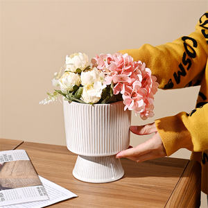 <span class=keywords><strong>Vaso</strong></span> in porcellana bianco lucido in stile cinese puro moderno <span class=keywords><strong>con</strong></span> supporto per piedi <span class=keywords><strong>con</strong></span> striscia verticale in rilievo <span class=keywords><strong>con</strong></span> Design rustico feste natalizie - Product Image 3