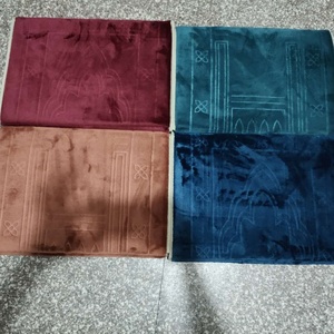 Manta Plegable Musulmana de Franela con Relieve YASEEN, Ultrasuave, Antipilling, con Base Antideslizante, 80x120cm, Portátil para Sofá y Cama - Product Image 1