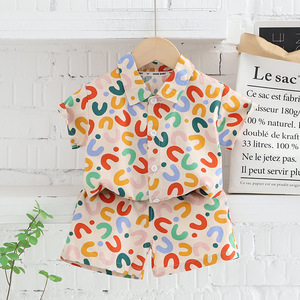 Completo Estivo 2024 per Ragazzi, Stile Europeo e Americano, Camicia con Lettere e Pantaloncini Traspiranti in Cotone - Product Image 1