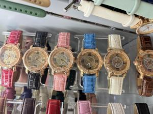 Reloj de mujer con correa de cuero, moderno, cómodo, tono oro rosa, números romanos - Product Image 3