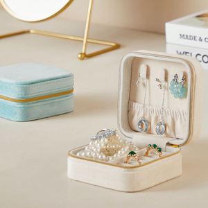 Caja de terciopelo cuadrada para joyas, mini organizador portátil de viaje para mujer con cremallera para anillos y pendientes - Product Image 2