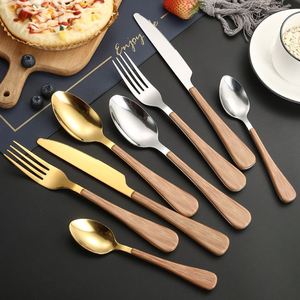 Ensemble de couverts dorés avec manche en bois pour la restauration à domicile et professionnelle : couteau à steak, fourchette et cuillère - Product Image 3