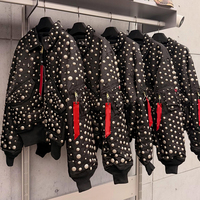 Veste bomber pour homme YSJY OEM personnalisée de haute qualité, lourde pour l'hiver, style streetwear, entièrement recouverte de rivets, fermeture éclair, col rabattu
