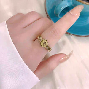 Anillos Vintage Resistentes al Agua y al Deslustre, de Buena Calidad, Chapados en Oro PVD de 14k y 18k, Anillo de Acero Inoxidable 316L con Diseño de Moneda para Mujer - Product Image 4