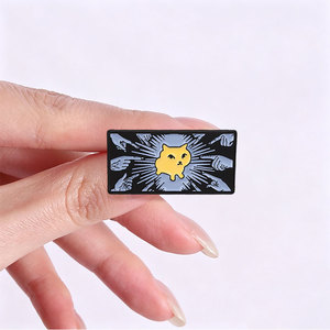 Pin de esmalte de gato amarillo de diseño único, broche de gatito de dibujos animados con múltiples manos apuntando, rectangular, para decoración de mochila - Product Image 2