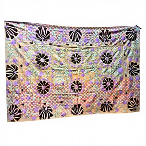 Colcha Floral Suzani Kantha Bordada a Mano, Cubre Sofá Tradicional Indio, 100% Algodón No Tejido, Transpirable, Peso Medio - Product Image 2