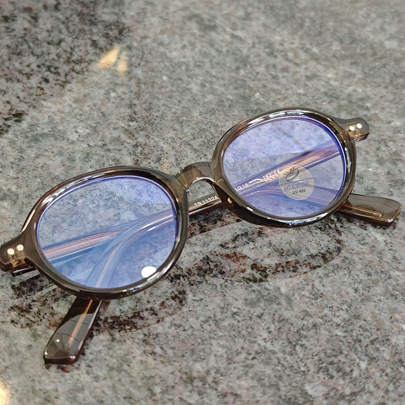 ชัดเจนสีน้ำตาล