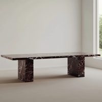 Tables à manger en marbre Rosa Levanto naturel, idéales pour les espaces de vie des résidences haut de gamme, des appartements et des hôtels.