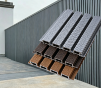 Panneaux WPC en PVC Co-extrudé à Grain de Bois Réaliste pour Jardin Privé – Design Mural Minimaliste
