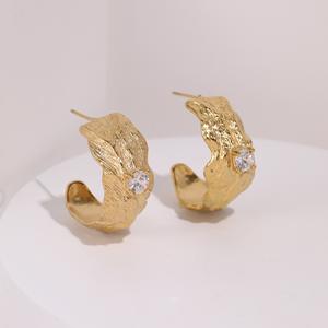Pendientes de aro de hoja texturizada Chapado en oro y plata con Zirconia cúbica Joyería llamativa para mujer Elegante estilo vanguardista - Product Image 3