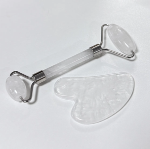Kit Antienvejecimiento de Cuarzo Transparente con Rodillo de Masaje y Tabla Gua Sha para Rostro y Cuello - Product Image 1