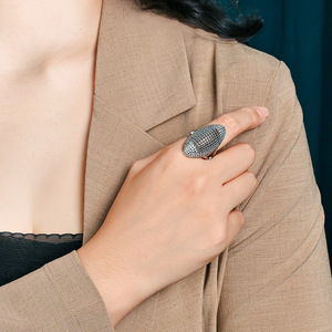 Anillo/banda de titanio chapado en oro de alta gama, exquisito, con diseño calado, para mujer, moderno para uso diario y para ir al trabajo. - Product Image 2
