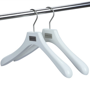 Trung Quốc <span class=keywords><strong>Hanger</strong></span> Nhà Máy Giá Hiển Thị Trắng Móc Áo Gỗ Với Logo Cho Hàng May Mặc - Product Image 1