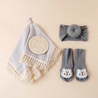 Coffret Cadeau Bébé en Promotion avec Serviette Apaisante à Pompons en Coton, Brosse de Bain et Chaussettes – Idéal pour Cadeau de Naissance