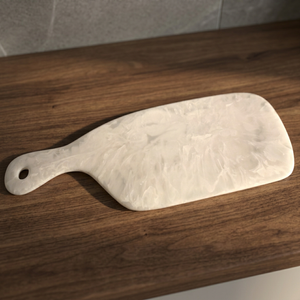 Planche à découper en résine avec poignée - Ustensile de cuisine durable et facile à nettoyer pour servir pizza, pain, fromage, charcuterie, fruits, légumes - Product Image 1