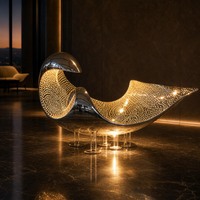 Lampe sculpturale moderne en acier inoxydable perforée, effet ciel étoilé, dorée, pour projets hôteliers et commerciaux, commande en gros