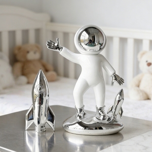 Figurine de fusée de personnage de dessin animé Evelyn, style nordique moderne et minimaliste, objet décoratif mignon pour chambre d'enfant - Product Image 1