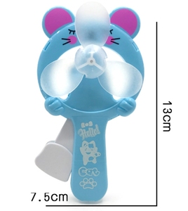 พัดลมมือถือแบบกดมือสำหรับเด็กนักเรียน  ทำจากพลาสติก มีสีสันหลากหลายแบบสุ่ม  ของขวัญต้อนรับ - Product Image 1